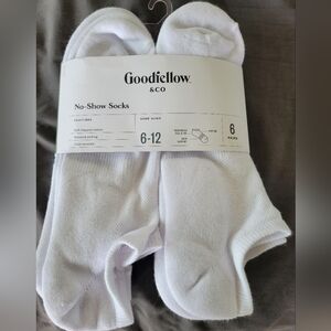 Brand new 6 pack of white cotton no show socks